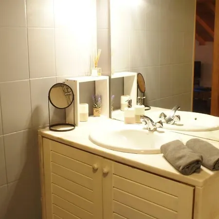 Charming In Authentic Neighborhood Appartamento Lisbona